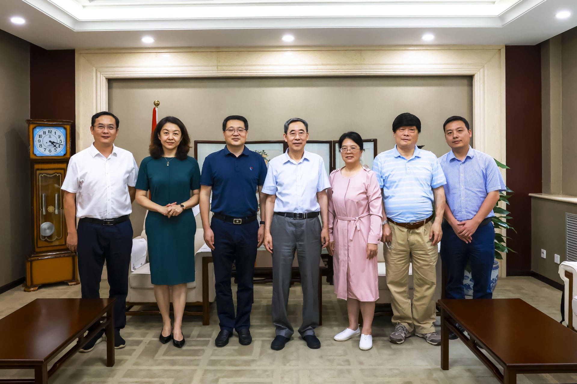 中国眼镜协会杜同和理事长会见江西省鹰潭市余江区方淼滨区长一行